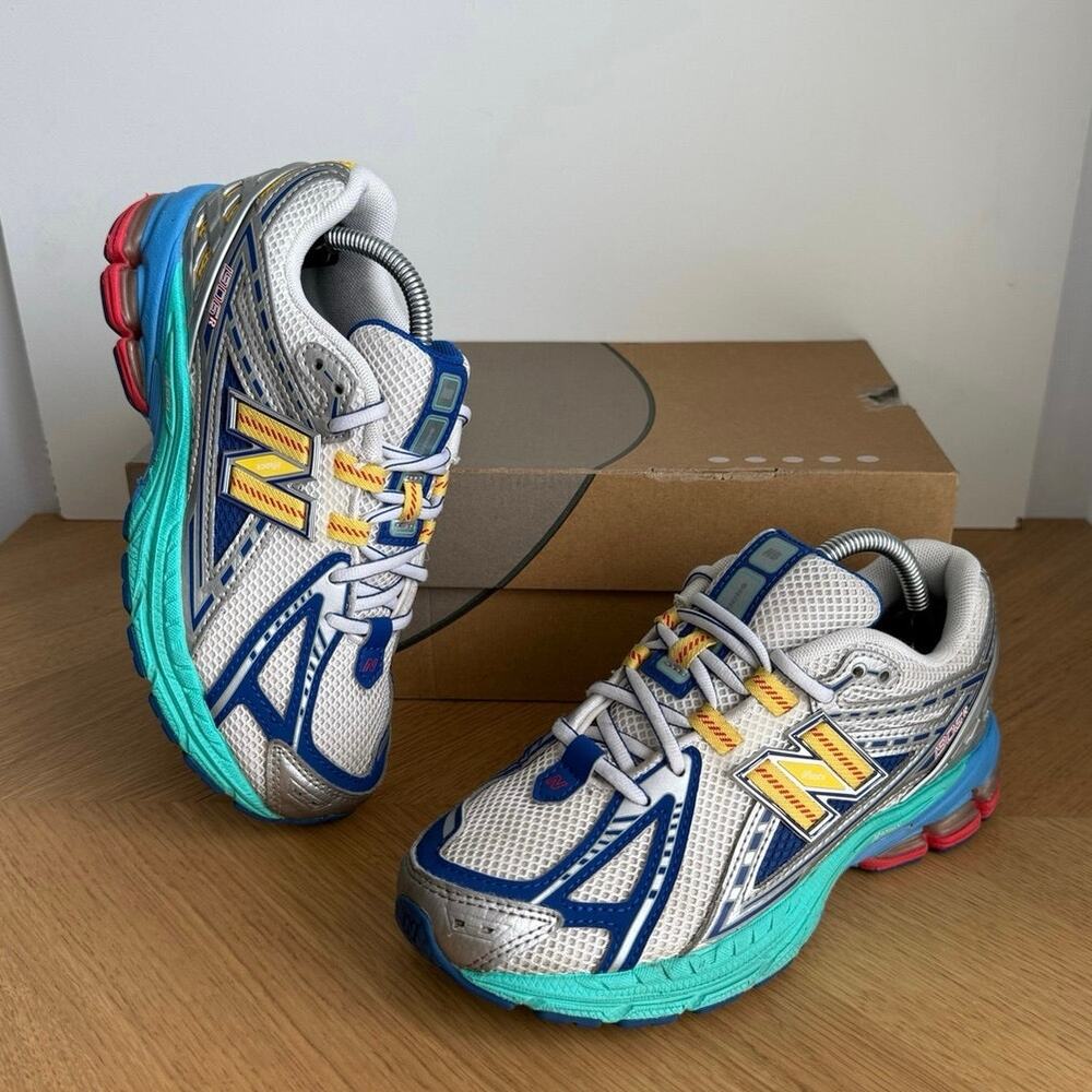 New Balance 1906 R ‘Moon Sign’ kids Sneakers- SZ 4 Y
